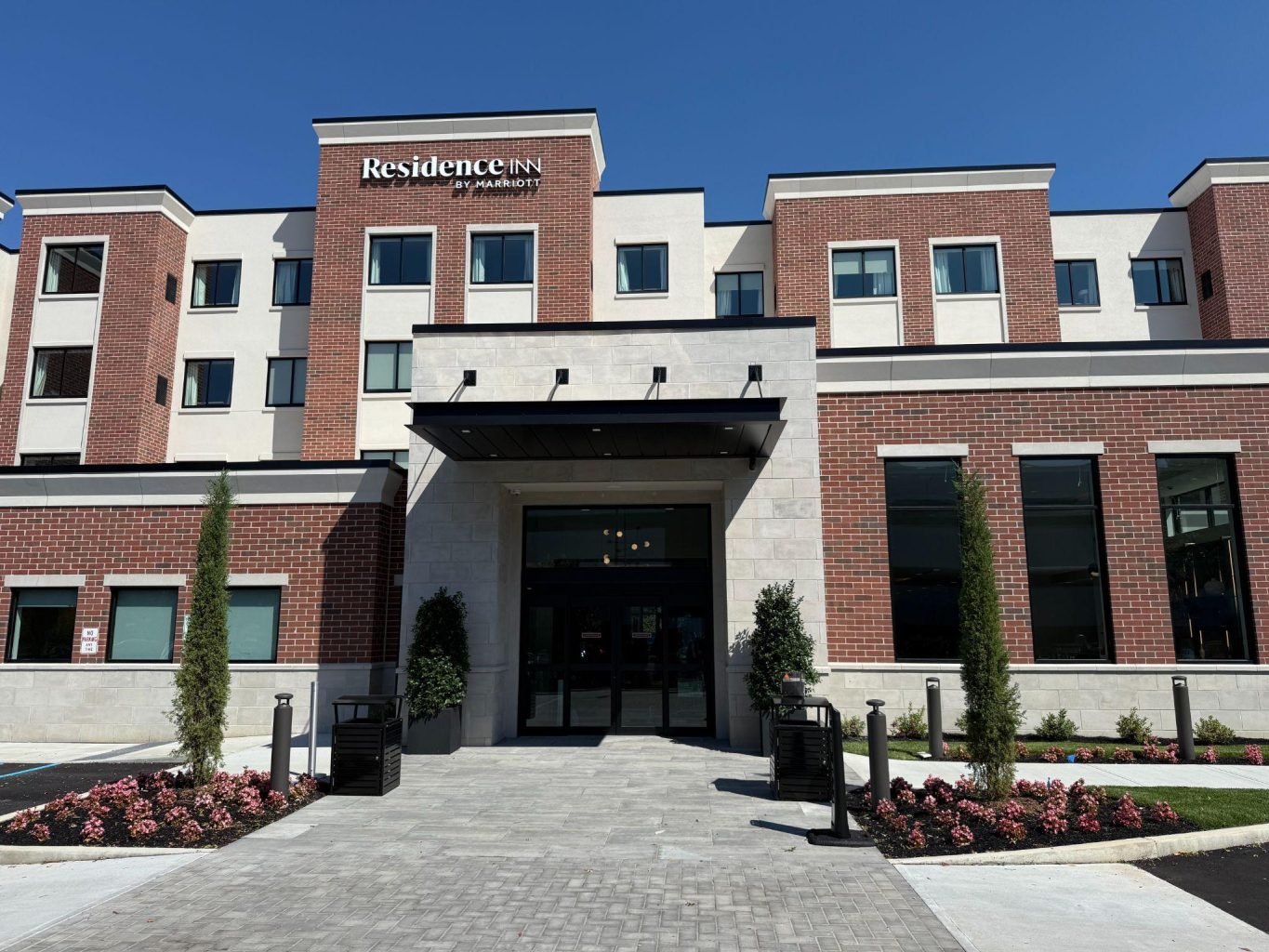 Broadhollow Road Hotel
