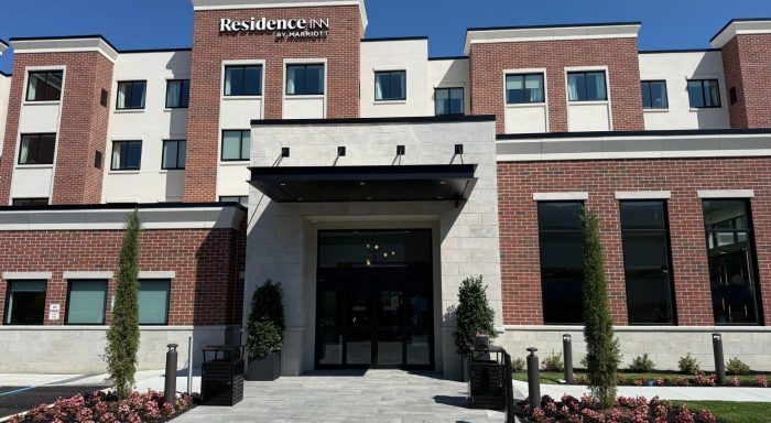 Broadhollow Road Hotel